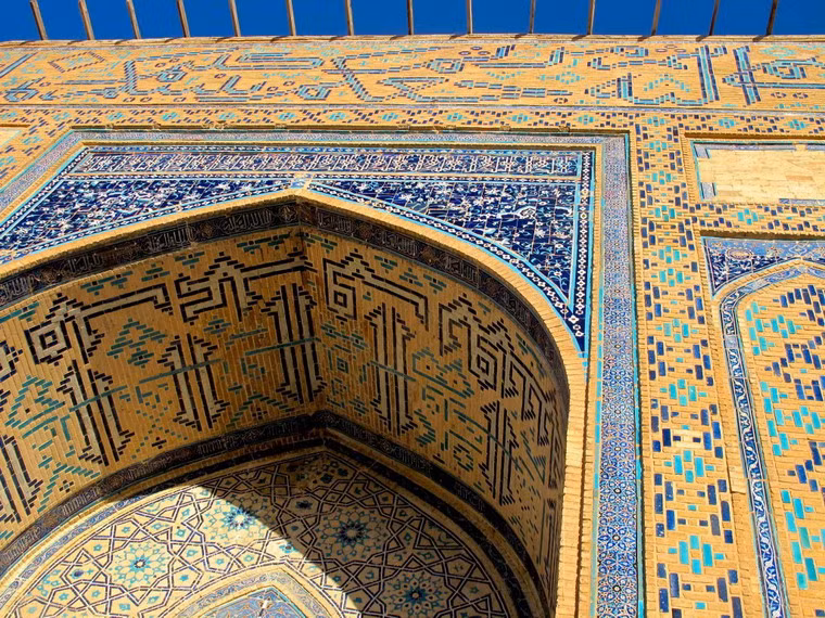 Tường của lăng mộ được trang trí bằng các bức tranh, nhũ đá, thạch cao.