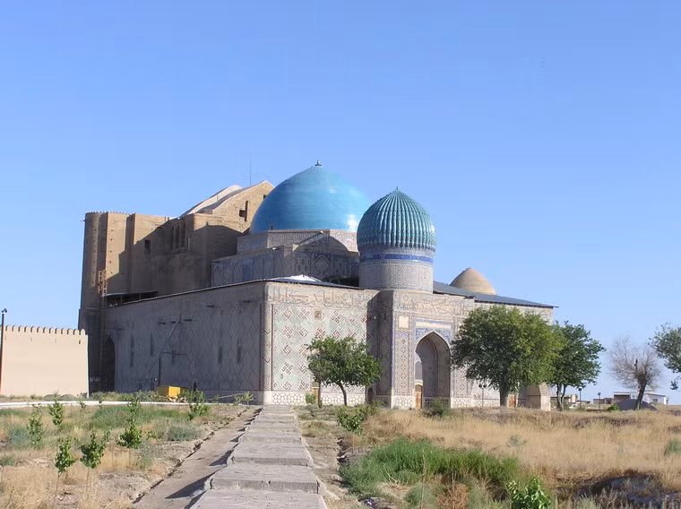 Lăng được xây dựng từ cuối thế kỷ 14, là nơi tưởng niệm Khoja Ahmed Yasawi - một trong những nhà thơ, nhà văn hóa người Kazakhstan có ảnh hưởng lớn ở các nước vùng Trung Á thế kỷ 12.