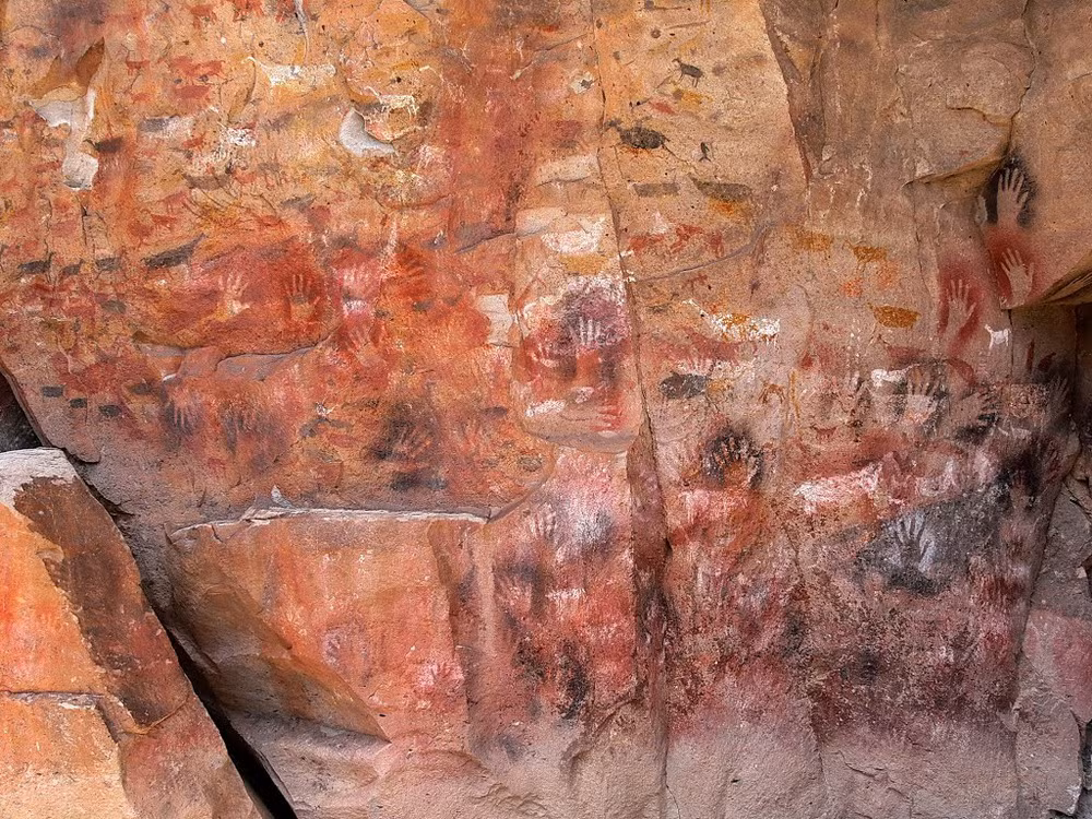 Kích thước các bàn tay giống với tay của một cậu bé mới trưởng thành.