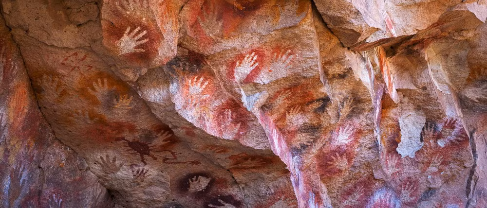 Những tác phẩm này có niên đại khoảng từ 13.000 tới 9.500 năm trước. Tác giả của chúng được cho là các thợ săn bắn-hái lượm Tehuelche trong quá sử, những người từng sinh sống trong một khu vực rộng lớn ở khu vực.