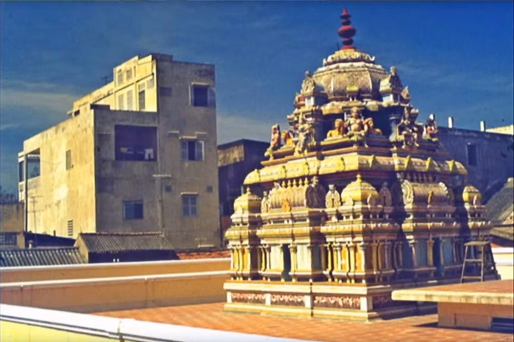 Trên gác thượng đền thờ Hindu giáo đường Trương Công Định.