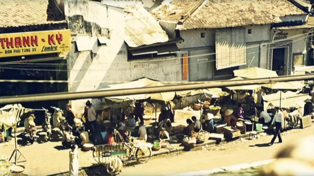 Chợ cóc vỉa hè nhìn từ gác thượng đền thờ Hindu giáo.