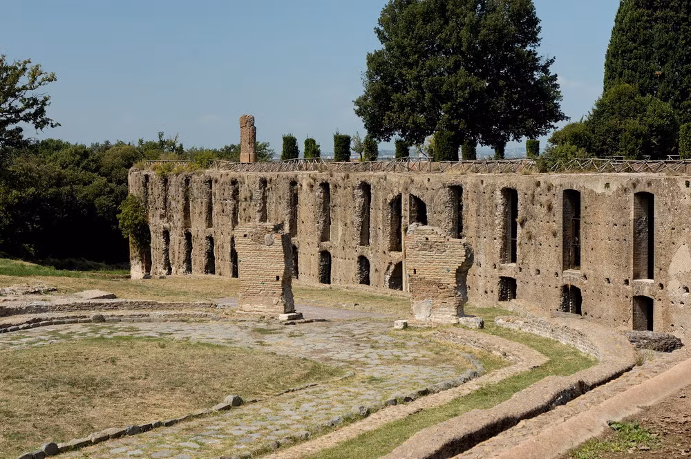 Các chuyên gia đánh giá, dinh thự Villa Adriana là kiệt tác phức hợp của các nền văn hóa Địa Trung Hải thời cổ đại, đồng thời đóng vai trò quan trọng trong kiến trúc thời Phục Hưng và kiến trúc Baroque, ảnh hưởng tới kiến trúc tới tận sau này.