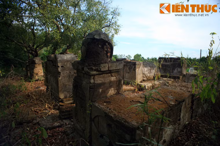 Sau hơn 200 năm tồn tại, giai thoại về ngôi mộ cổ bị xiềng đang nhận nhiều nghi vấn từ giới nghiên cứu lịch sử.