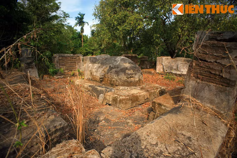 Theo giai thoại này, lúc chúa Nguyễn Phúc Ánh bị nhà Tây Sơn truy đuổi qua vùng đất này đã cùng đoàn người chạy loạn tìm đến nhà ông Tang xin tá túc. Ông Tang không những sẵn lòng giúp đỡ mà còn tận tụy nuôi giấu khiến chúa Nguyễn Phúc Ánh hết lòng tin cẩn. Đến lúc rời đi, chúa Nguyễn đã giao lại một số hành lý nhờ Lê Phước Tang trông giữ.