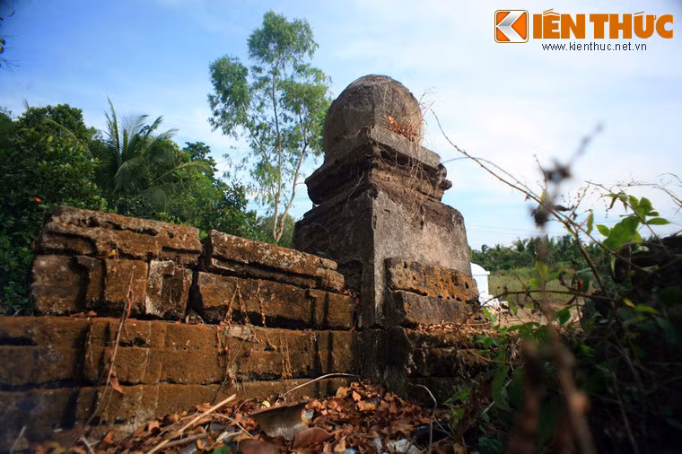 Theo một số chuyên gia, chuyện “mặc áo vua đi thăm ruộng” của hai con trai nhà Lê Phước Tang chỉ là giai thoại dân gian, chứ chưa có gì gọi là xác thực. Việc gia đình ông Tang bị vua trị tội, một vài tư liệu lịch sử có ghi chép, nhưng giải thích nguyên nhân vì đâu thì chưa rõ ràng.