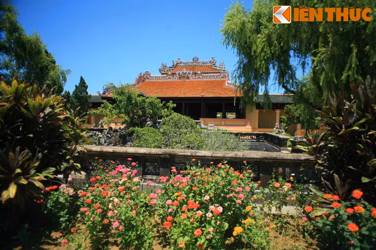 Công trình được xây dựng từ năm 1887 dưới thời Vua Đồng Khánh. Từ năm 1919 - 1921, vua Khải Định đã cho tôn tạo nơi này để làm nơi nghỉ ngơi, đọc sách, vãn cảnh.