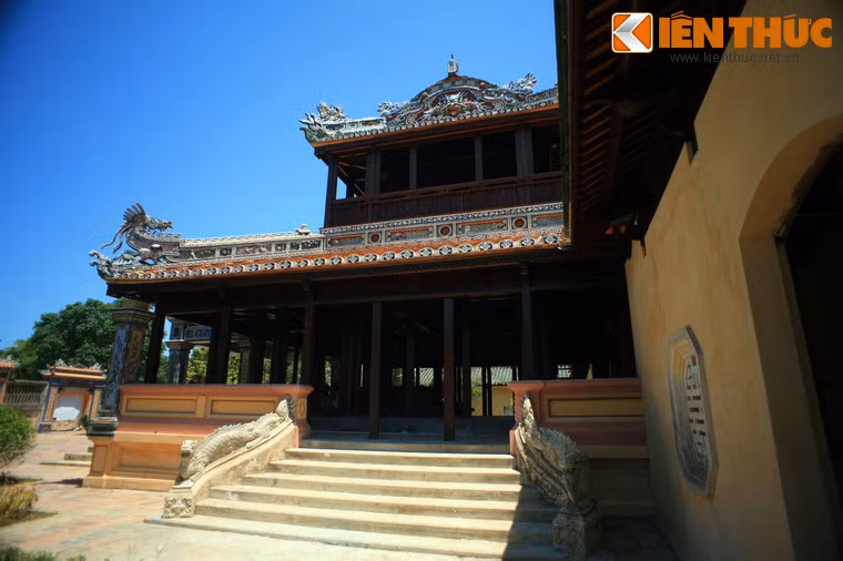 Tiền doanh là một tòa nhà hai tầng được lợp bằng ngói âm dương tráng men hoàng lưu ly.