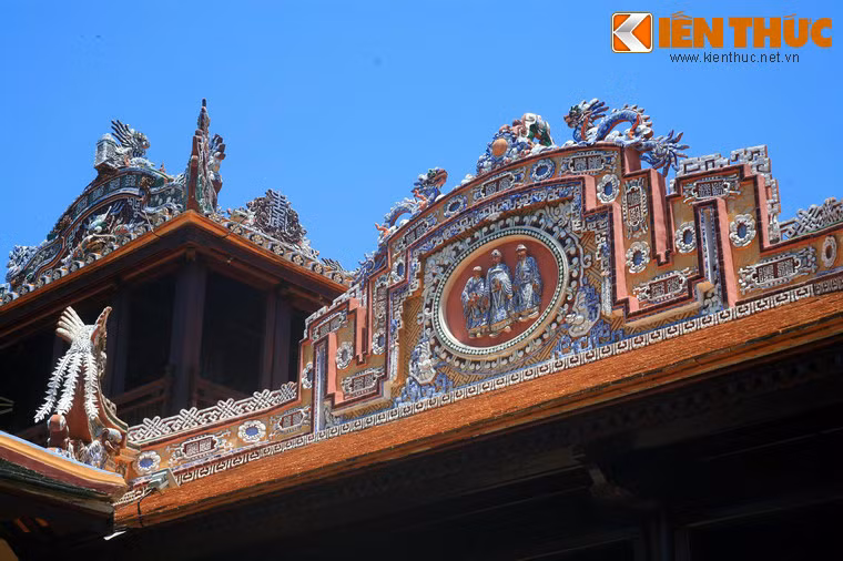 Không chỉ nổi bật về kết cấu kiến trúc, Thái Bình Lâu còn được coi là một kiệt tác của nghệ thuật khảm sành sứ.