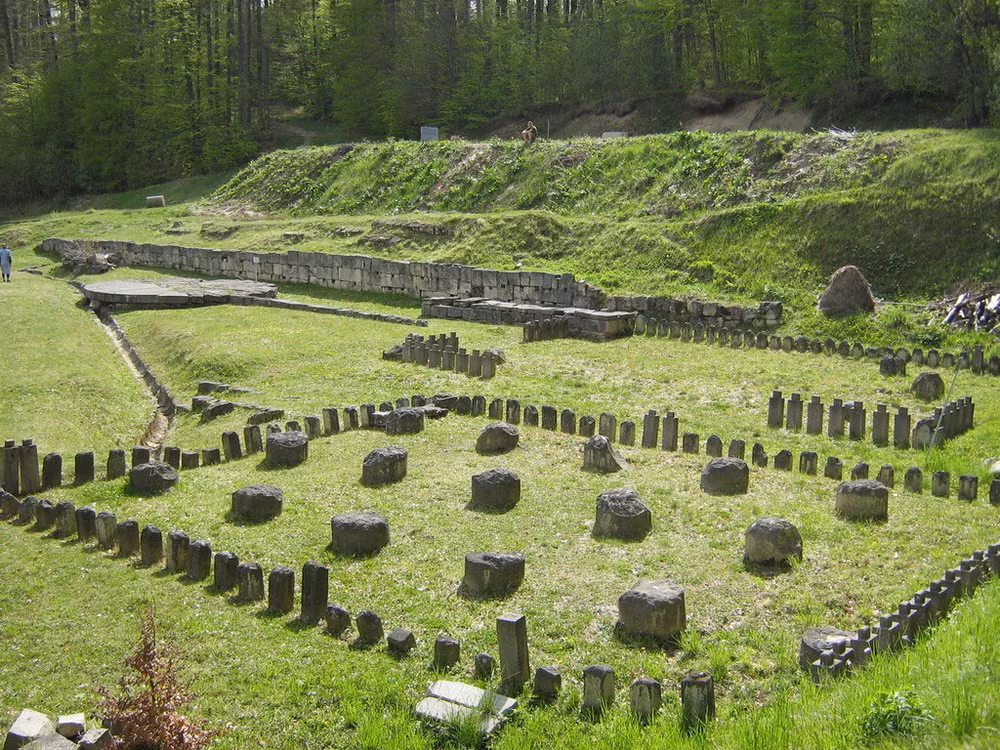 Hệ thống phòng thủ này gồm 6 pháo đài chính án ngữ ở các điểm cao trọng yếu như pháo đài Sarmisegetuza, pháo đài Blidaru, pháo đài Căpâlna...
