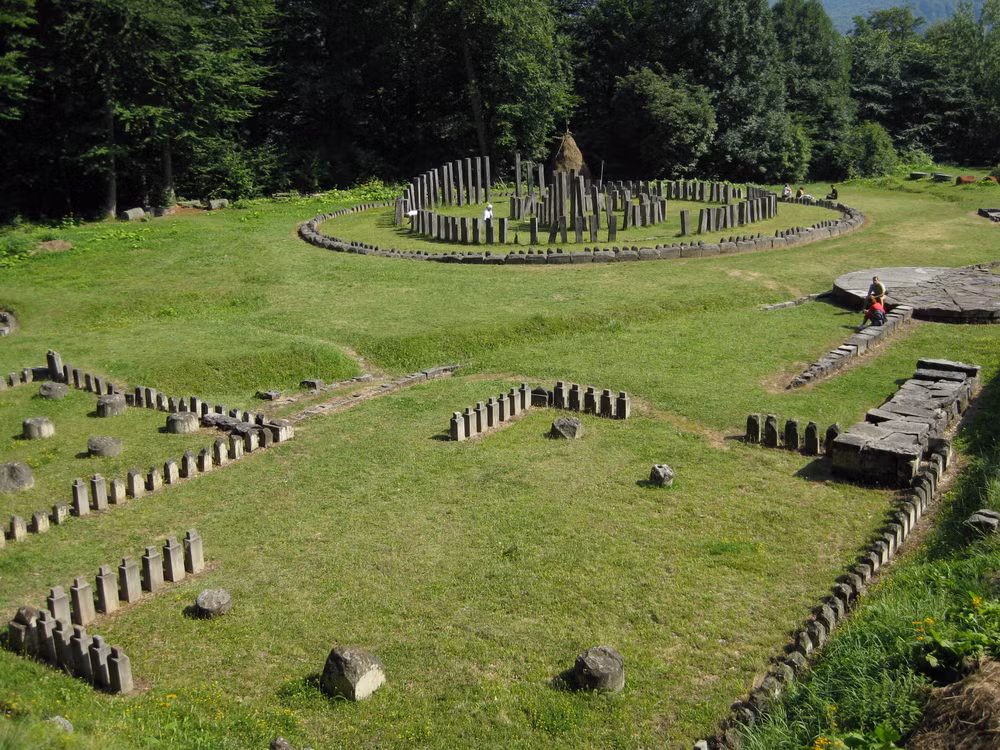  Pháo đài 2.000 năm của người Dacia trên dãy núi Orăştie là tên gọi một quần thể các pháo đài của vương quốc Dacia cổ đại trên dãy núi Orăştie của Romania.