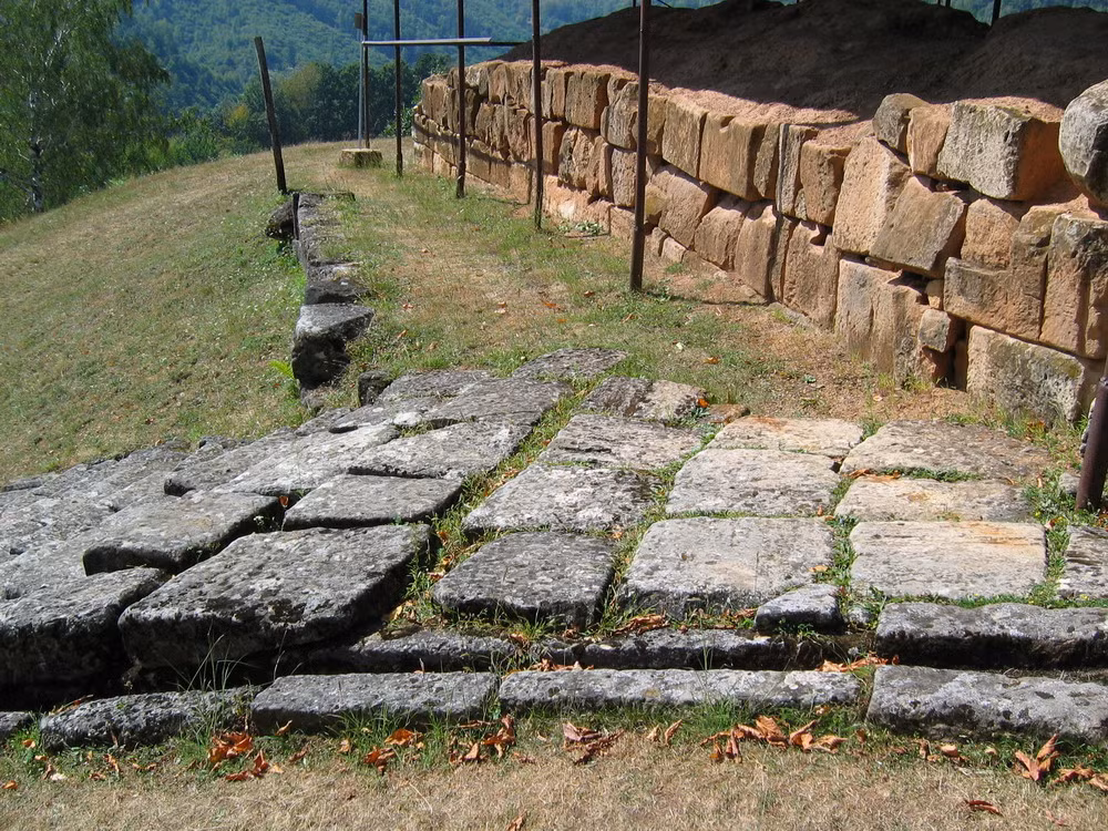 Thành phố này đã bị quân đội La Mã san bằng sau khi vua Dacia bại trận và tự sát vào năm 105 sau Công nguyên.