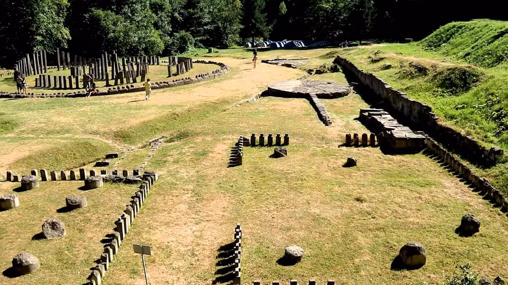 Giữa năm 2012, sau nhiều năm tiến hành nghiên cứu và khai quật, các nhà khảo cổ Romania xác định dấu vết của một thành phố cổ được bảo vệ bởi các pháo đài ở dãy núi Orăştie.