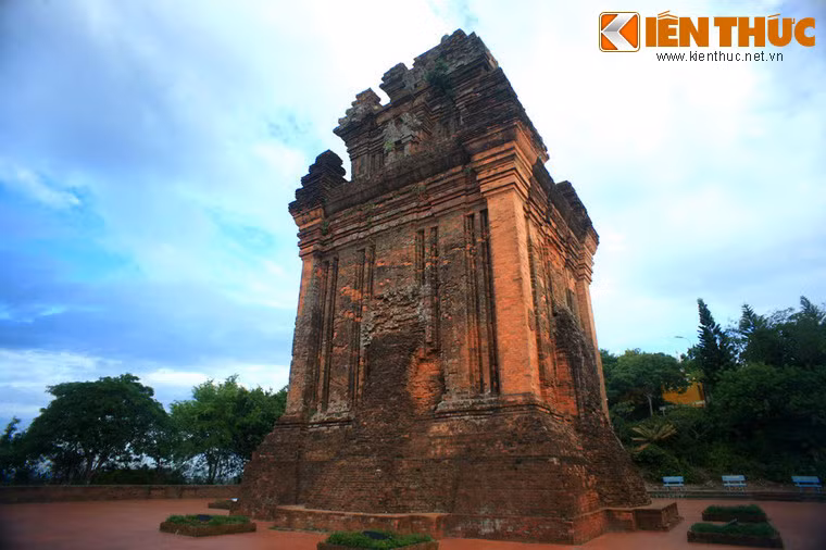 Tháp Nhạn cao khoảng 23,5m, mỗi cạnh chân tháp dài 10m, có phong cách kiến trúc như tháp Chăm Po Nagar ở Nha Trang, đó là xây dựng theo hình thức tầng cao.