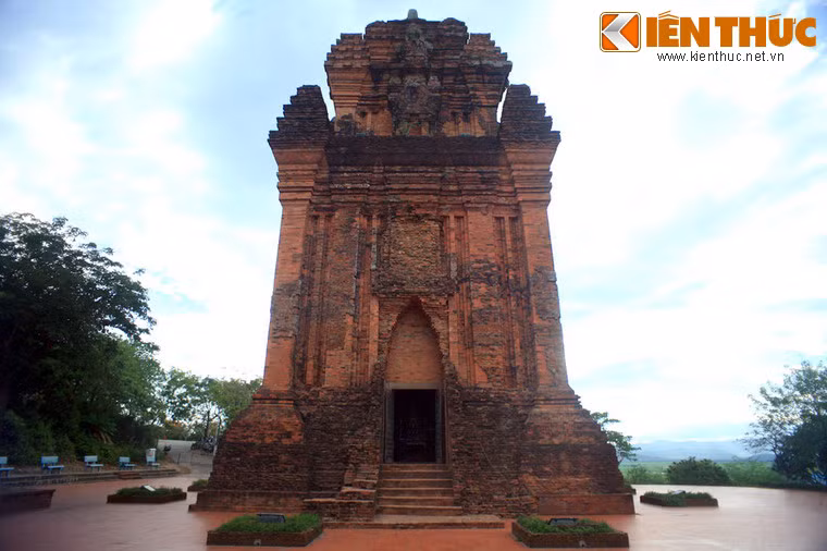 Cửa chính của tháp ở hướng Đông, phần trên cửa hình vòm, xây cuốn theo kiểu giật cấp, trụ và xà ngang của cửa là khối đá vôi mềm, dễ đẽo gọt, đục chạm.