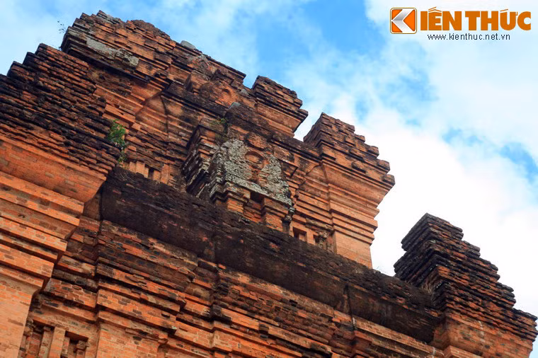 Nóc của tháp gồm nhiều lớp xếp, phần chóp được cấu tạo bằng phiến đá nguyên tảng có hình búp sen cân đều, bốn mặt đều có bốn cửa sổ giả, tách biệt giữa phần trên và tầng dưới.