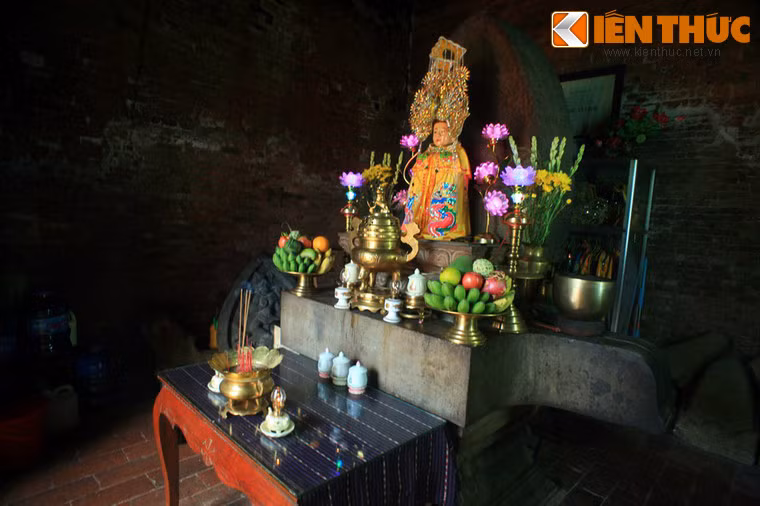 Bàn thờ hình Linga - Yoni bằng đá bên trong tháp.