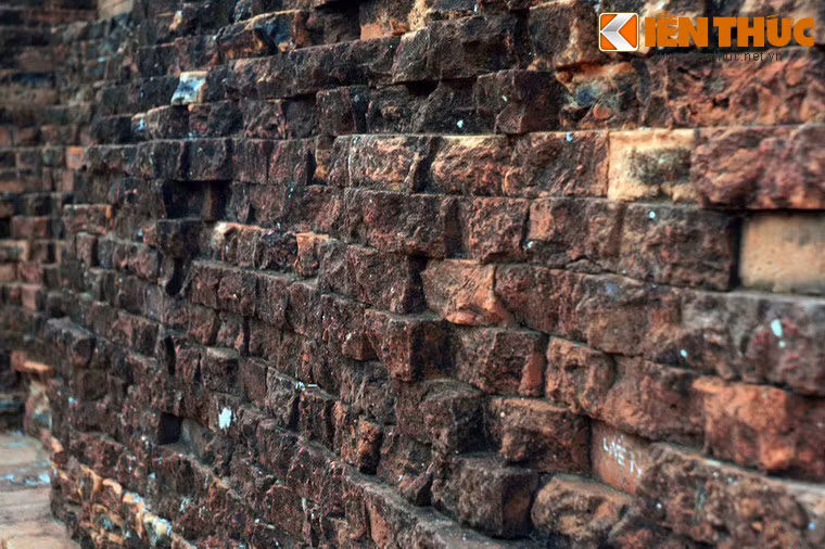 Vật liệu xây dựng tháp bằng gạch nung với nhiều kích cỡ khác nhau tuỳ theo vị trí của từng mảng tường, từng tầng tháp và được xếp liền khít, không thấy mạch hồ song kết dính rất vững chắc. Những hàng gạch bên trên hơi lùi vào so với hàng gạch bên dưới cho đến khi khép kín vòm.