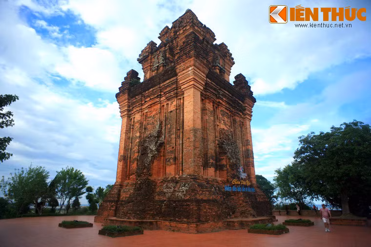 Theo các nhà sử học, tháp được người Chăm sinh sống ở lưu vực châu thổ sông Ba xây dựng vào khoảng thế kỉ 12.