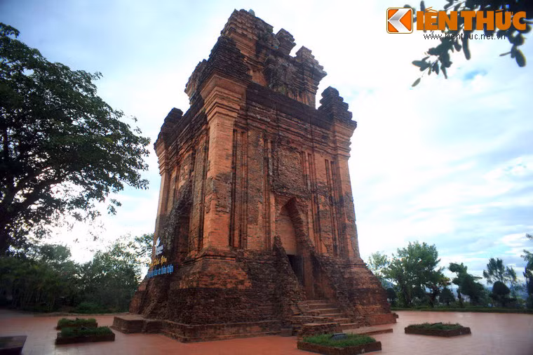 Tháp có hình tứ giác với 4 tầng, càng lên cao càng thu nhỏ lại so với tầng dưới, nhưng vẫn theo phong cách tầng dưới.