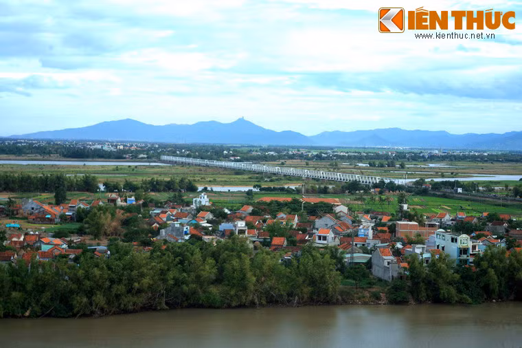 Phong cảnh Phú Yên nhìn từ tháp Nhạn.