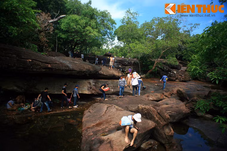 Trước khi mang tên Phú Quốc, hòn đảo lớn này từng được ngư dân Thái Lan gọi là đảo Koh-dud (đảo ở nơi xa xôi), còn người Campuchia thì gọi là đảo Koh-trol (hòn đảo có hình con thoi). Trên bản đồ hàng hải phương Tây thời cận đại, đảo Phú Quốc được gọi là Quadrole hoặc Phu-kok (phiên âm từ Phú Quốc). Ảnh: Suối Đá Bàn Phú Quốc.