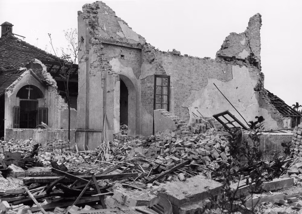 Cảnh tan hoang tại một nhà thờ ở Ninh Bình.