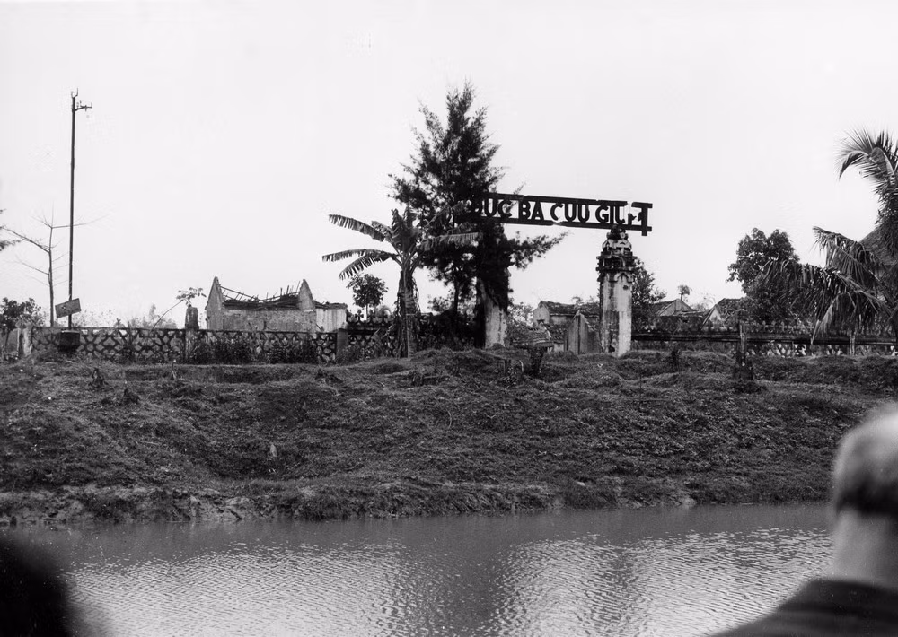 Đền Đức Bà Cứu Giúp ở Phát Diệm trở thành đống đổ nát do bom Mỹ.