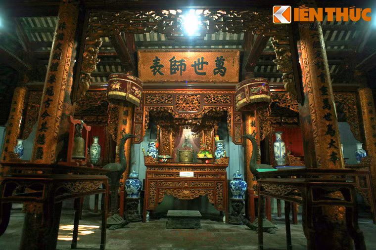 Hiện tại Văn miếu đang thờ Khổng Tử, người được suy tôn là "Vạn thế sư biểu", và các chư hiền của Nho gia. Cùng thờ với Khổng Tử là Chu Văn An, người thầy giáo, người hiệu trưởng đầu tiên của Trường Quốc Tử Giám.