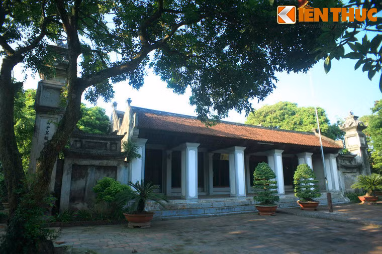 Khu nội tự có kết cấu kiến trúc kiểu chữ Tam, bao gồm các gian tiền tế, trung từ và hậu cung, kiến trúc giống nhau, được làm theo kiểu vì kèo trụ trốn. Hệ thống mái của các tòa được làm liên hoàn kiểu "Trùng thiềm điệp ốc".