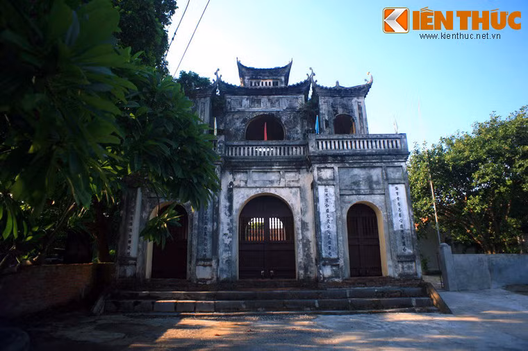 Căn cứ vào khánh, chuông còn lại ở văn miếu.Văn miếu Xích Đằng xưa kia là văn miếu của trấn Sơn Nam, được xây dựng từ thế kỷ 17 trên nền của chùa làng Xích Đằng. Theo thói quen của người dân, tên gọi của ngôi làng dần dần được sử dụng cho tòa văn miếu này.