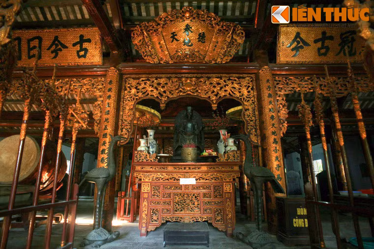 Toàn bộ khu nội tự Văn miếu toát lên sự lộng lẫy bởi hệ thống đại tự, câu đối, cửa võng và hệ thống kèo cột đều được sơn thếp phủ hoàn kim.