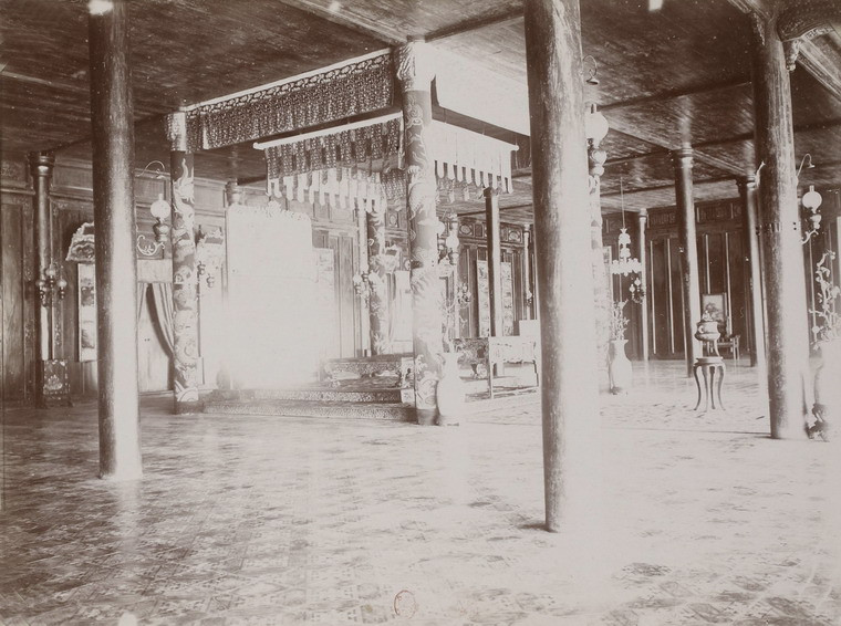 Bên trong điện Thái Hòa.