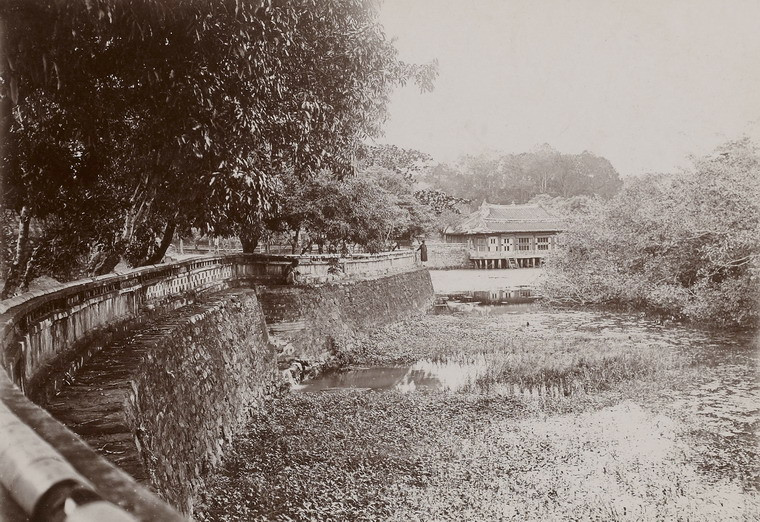 Hồ Lưu Khiêm trong khuôn viên lăng Tự Đức, kinh thành Huế năm 1896 - 1900. Hình ảnh được đăng tải trên trang Gallica.bnf.fr.