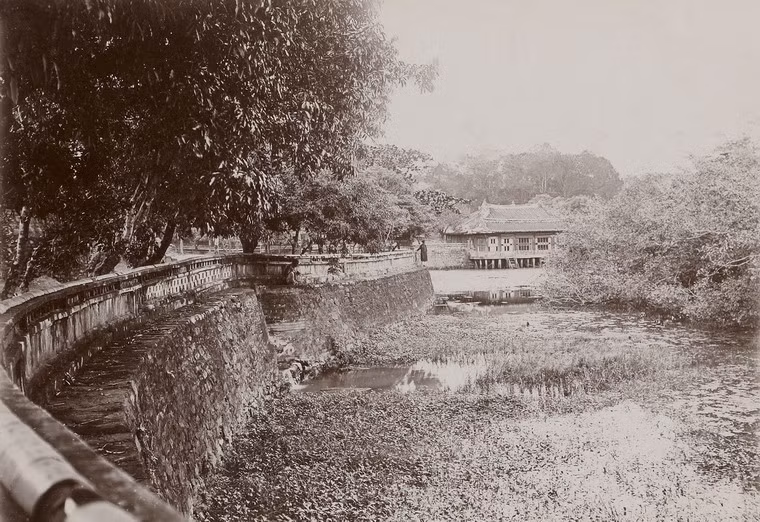 Hồ Lưu Khiêm trong khuôn viên lăng Tự Đức, kinh thành Huế năm 1896 - 1900. Hình ảnh được đăng tải trên trang Gallica.bnf.fr.