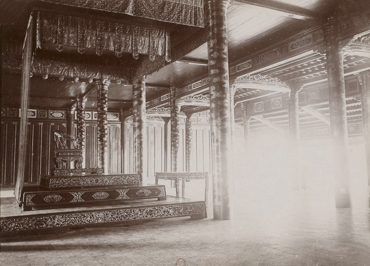 Ngai vàng của nhà vua đặt tại trung tâm điện Thái Hòa.