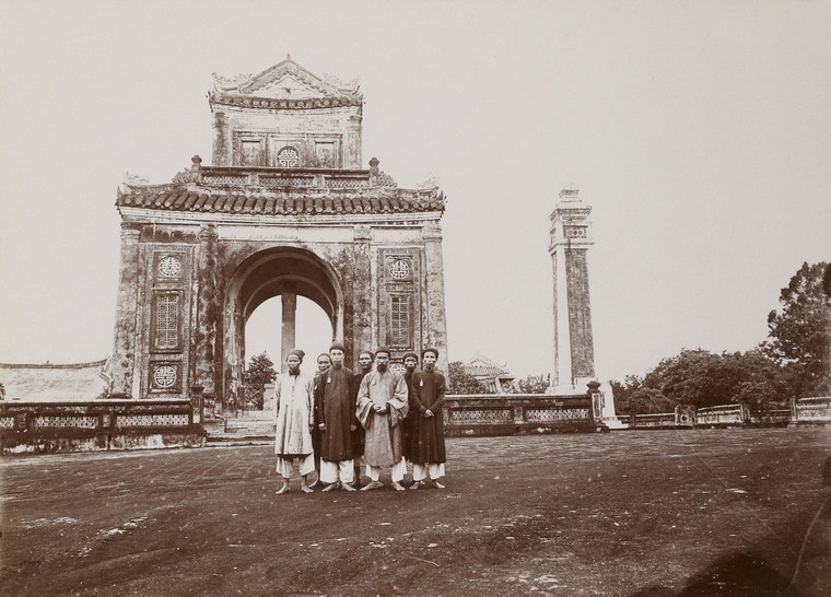 Những người bảo vệ lăng Tự Đức đứng trước Bi Đình (nhà bia) của lăng.