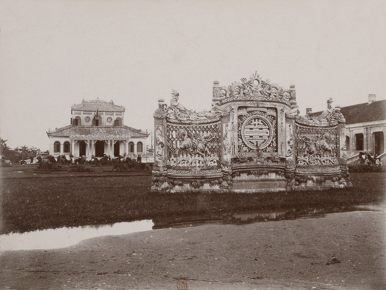 Bức bình phong tuyệt đẹp trước viện Cơ Mật.