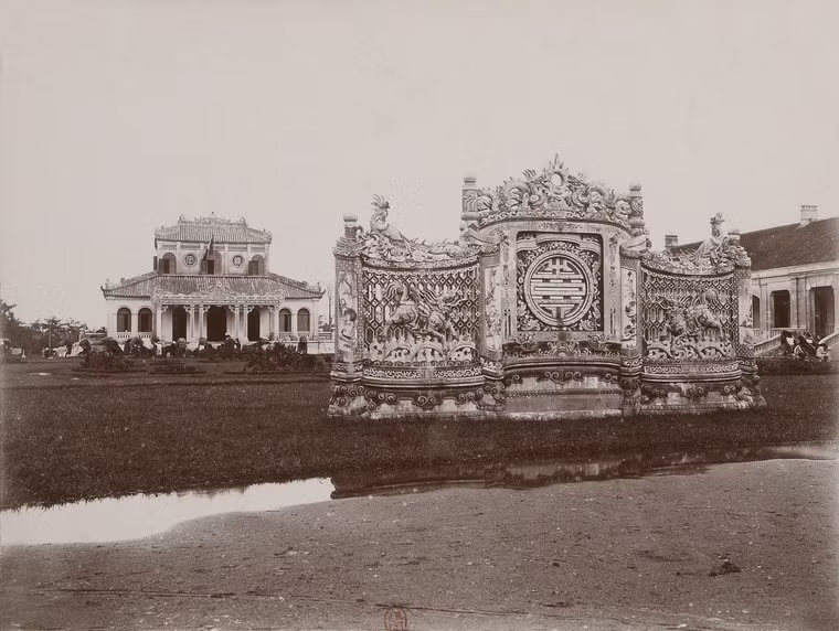 Bức bình phong tuyệt đẹp trước viện Cơ Mật.