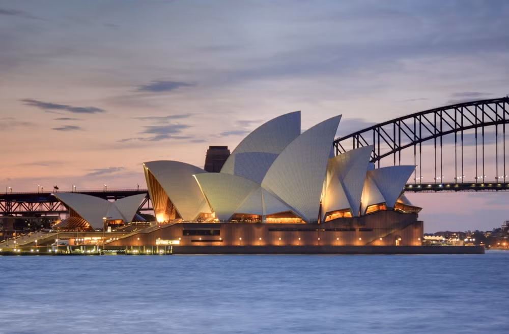 Từ khi ra đời, Nhà hát Opera Sydney đã gắn liền với cây cầu Sydney Harbour nổi tiếng cùng khu vực dân cư xung quanh tạo nên một hình ảnh đặc trưng của Sydney nói riêng và Australia nói chung. Đây là một trong những điểm thu hút nhiều du khách hàng đầu xứ sở chuột túi.