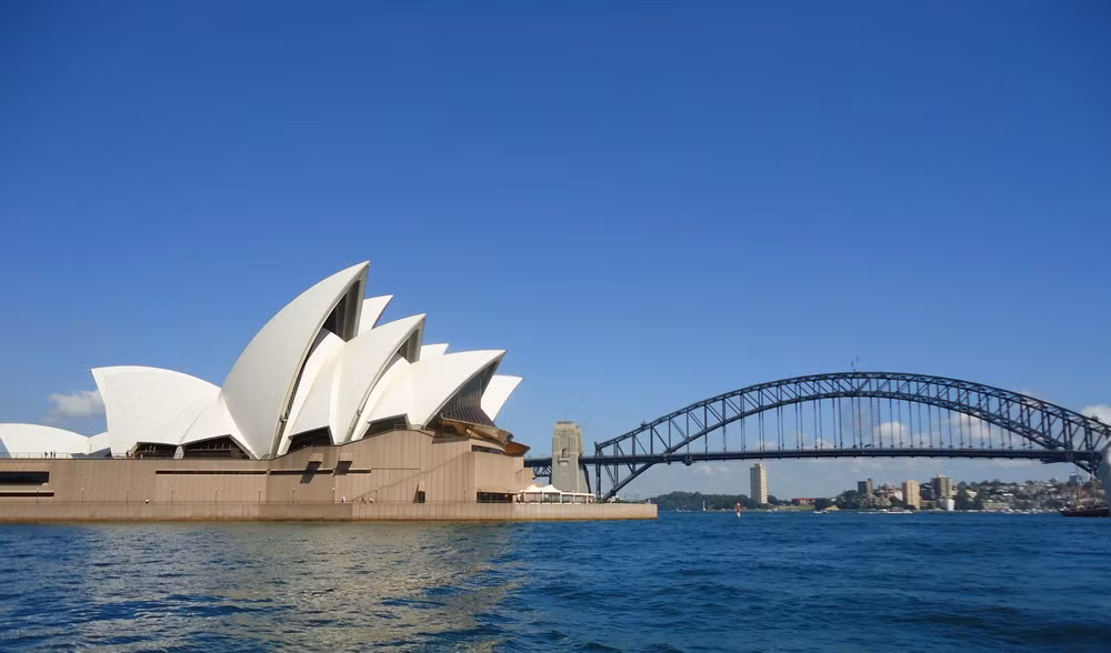 Nằm trên bán đảo Bennelong Point ở bến cảng Sydney, Australia, Nhà hát Opera Sydney là một trong những kiệt tác kiến trúc thế kỷ 20 và là điểm biểu diễn nghệ thuật nổi tiếng hàng đầu thế giới.