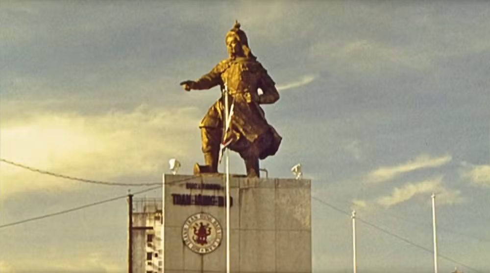 Tượng đài Trần Hưng Đạo bên bến Bạch Đằng.