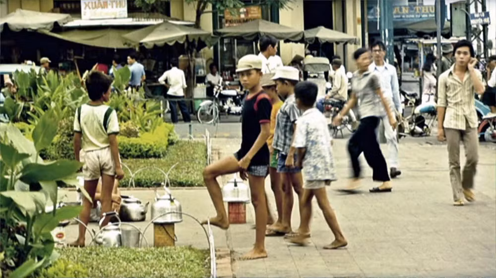 Công viên Đống Đa bên đại lộ Nguyễn Huệ, Sài Gòn năm 1974.