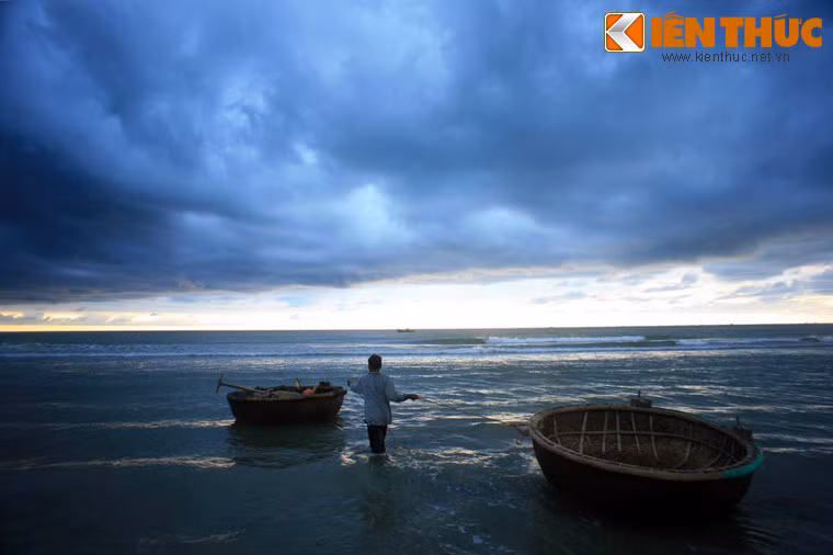 Vùng ven biển của Quảng Ngãi là nơi hội tụ nhiều bãi biển đẹp như các bãi Mỹ Khê, Sa Huỳnh, Dung Quất, Khe Hai.