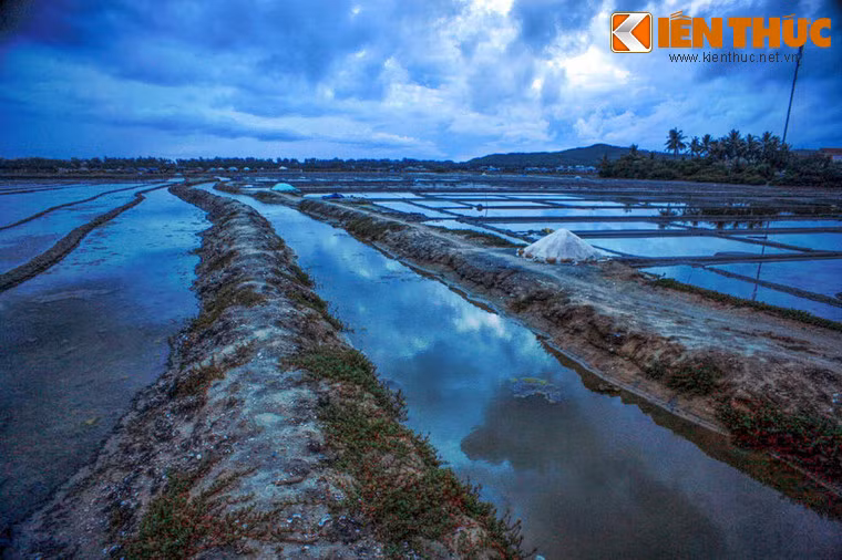 Không chỉ là một vựa muối lớn của miền Trung, ruộng muối Sa Huỳnh (huyện Đức Phổ) còn tạo nên một cảnh quan độc đáo của Quảng Ngãi với những thửa ruộng nối tiếp nhau như mặt gương khổng lồ phản chiếu cả bầu trời, điểm xuyết những đụn muối trắng tinh.