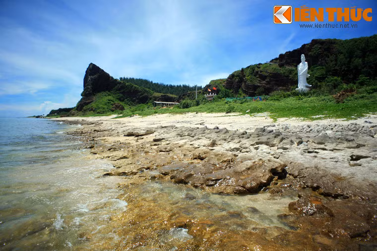 Đảo Lý Sơn - huyện đảo duy nhất của Quảng Ngãi - được du khách gần xa biết đến với truyền thống văn hóa - lịch sử phong thú cùng nhiều thắng cảnh đẹp mê hồn.