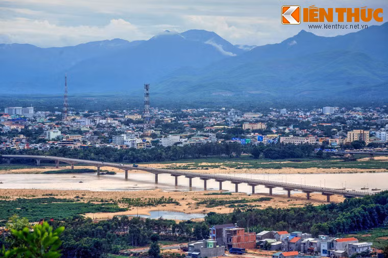 Cùng với núi Thiên Ấn, sông Trà Khúc - con sông lớn nhất ở tỉnh Quảng Ngãi - cũng được coi là biểu tượng của địa phương này. Các bờ xe nước (guồng nước) của sông đã từng là hình ảnh đi vào thi ca. Hệ thống thủy lợi độc đáo này ngừng hoạt động từ năm 1993 nhưng có thể sẽ được khôi phục trong tương lai không xa.