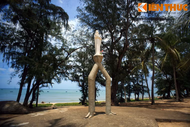 Giữa những khối nhà là những công viên nho nhỏ. Công viên nào cũng có tượng, đó là tượng danh nhân y học, tượng Chúa, Đức mẹ và các thánh.