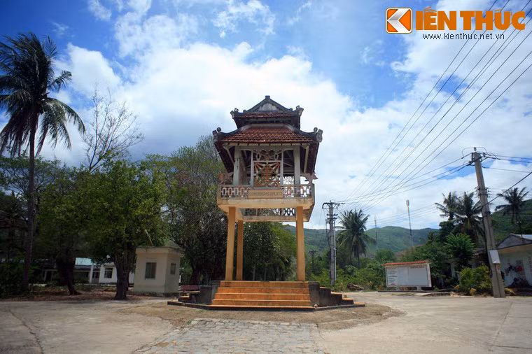 Một số công trình công cộng còn điểm xuyết những chi tiết gợi nhớ đến đền chùa miếu mạo vốn rất quen thuộc với người Việt.