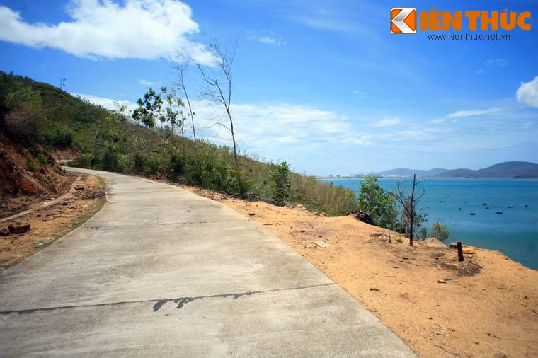 Ngày nay, làng phong Quy Hòa không còn bị cô lập với thế giới bên ngoài như xưa mà đã trở thành một phần trong tổng thể Khu du lịch Ghềnh Ráng. Du khách có thể ghé thăm nơi đây qua những cung đường núi tuyệt đẹp của thành phố biển Quy Nhơn.